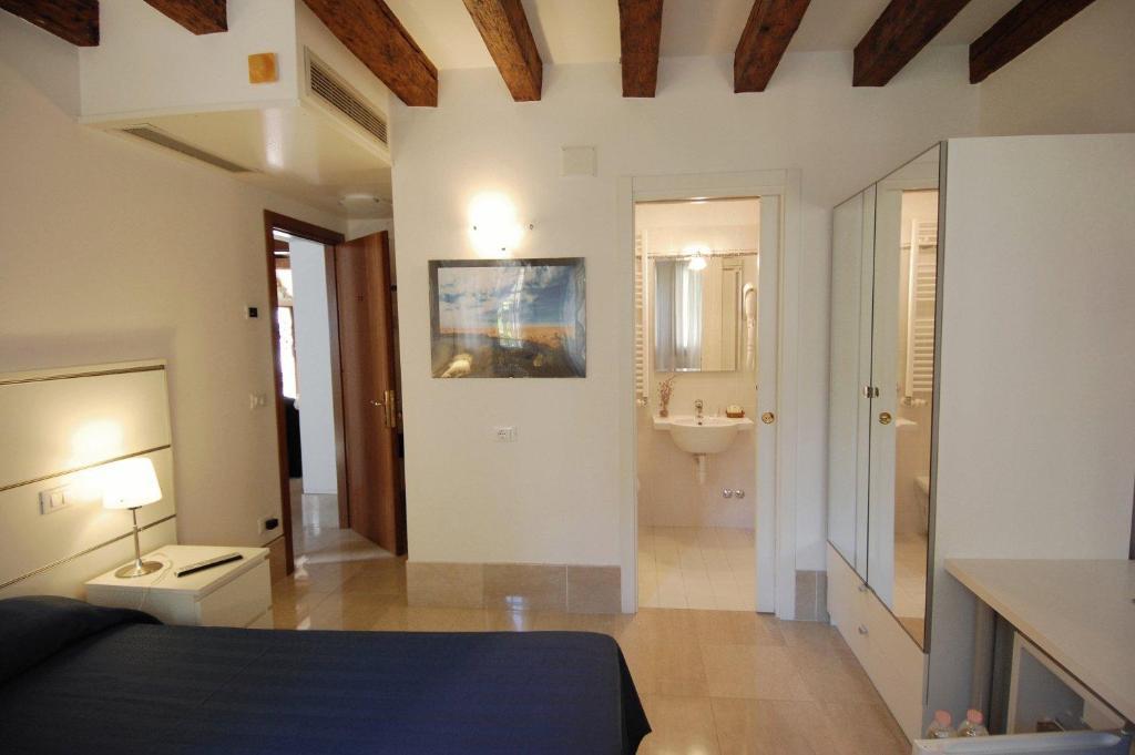 Santa Margherita Guest House Venice Exterior photo